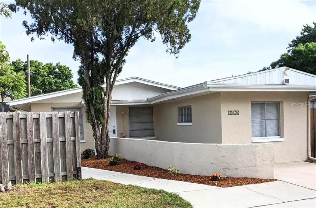 2425 Bay Street Sarasota FL 34237