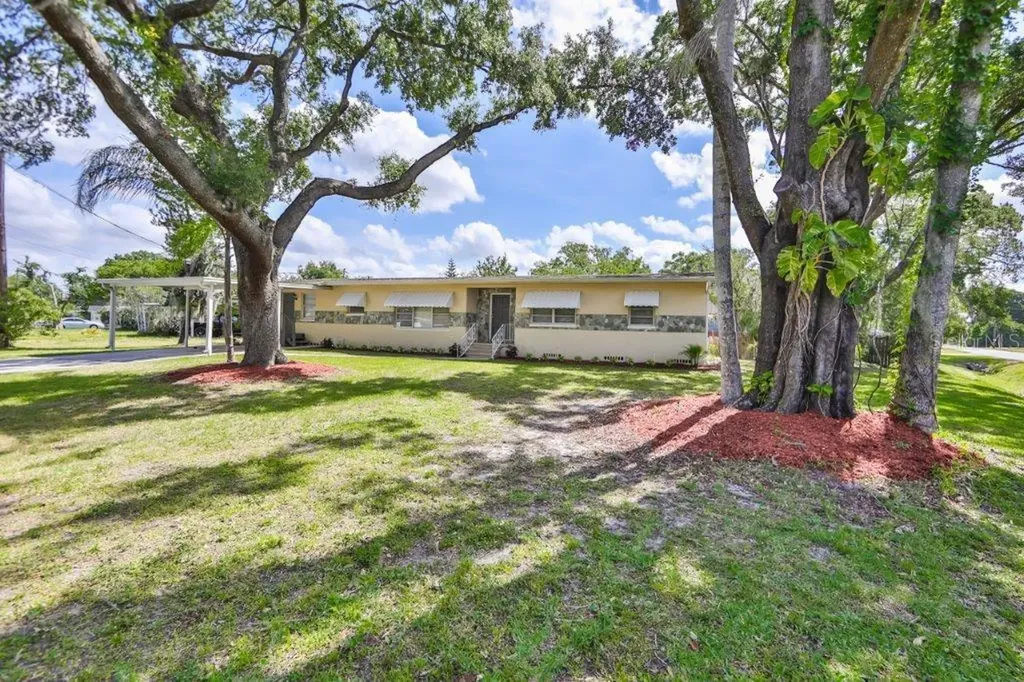 1202 N Palm Drive Plant City FL 33563