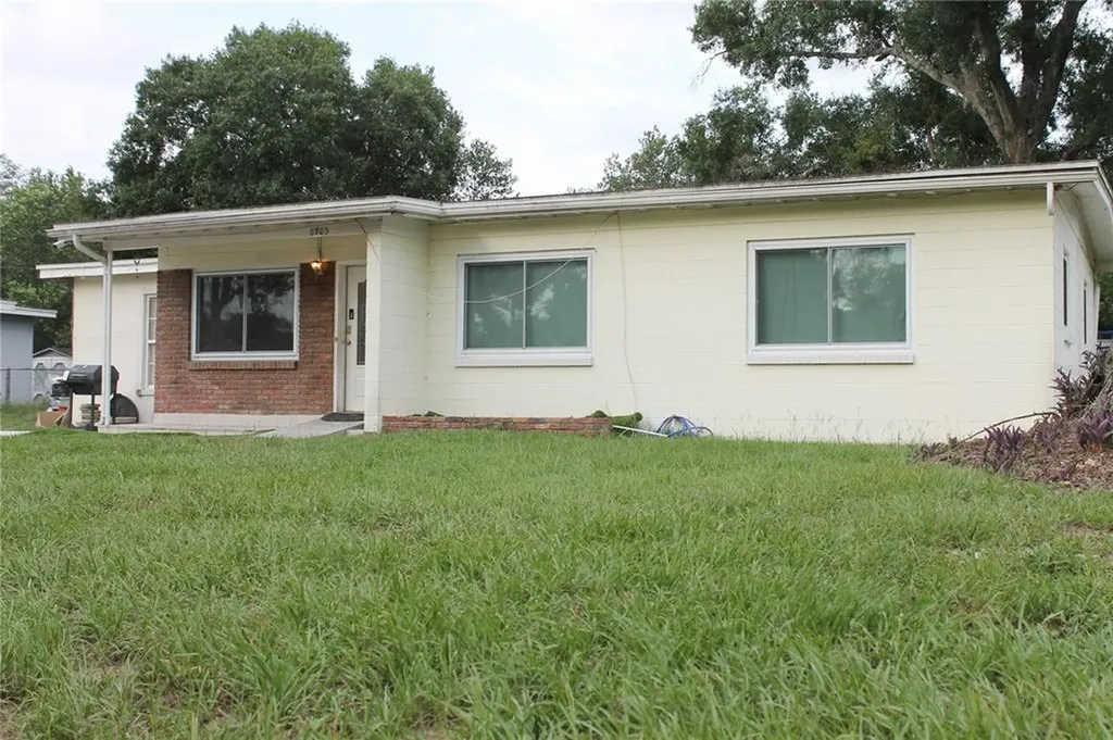 8703 N Renfrew Place Tampa FL 33604
