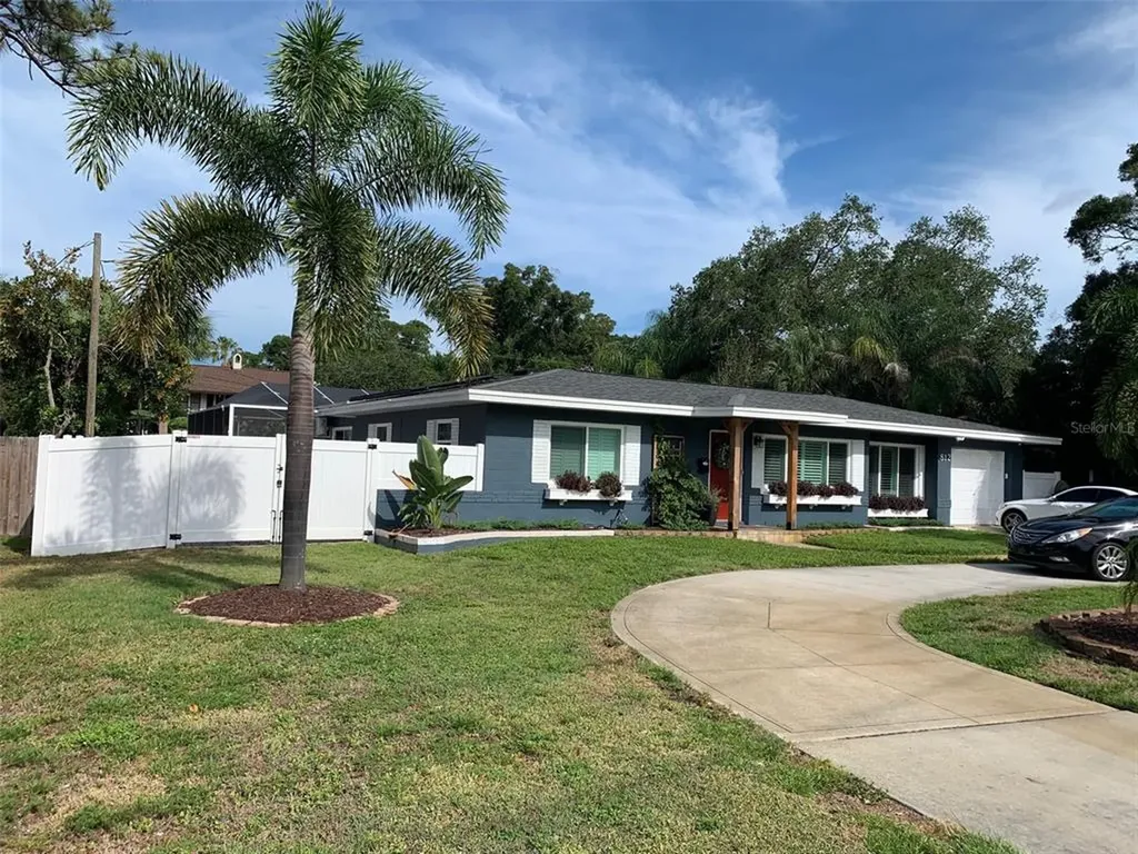 812 Country Club Road N St Petersburg FL 33710