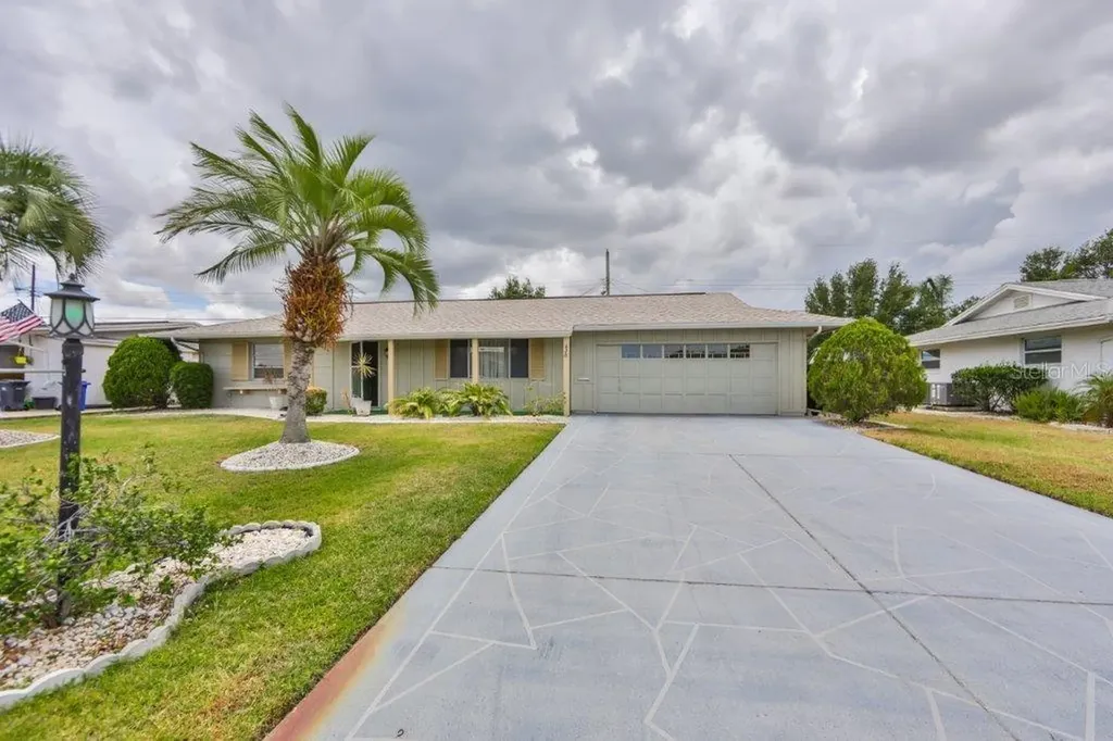 820 Oakmont Avenue Sun City Center FL 33573