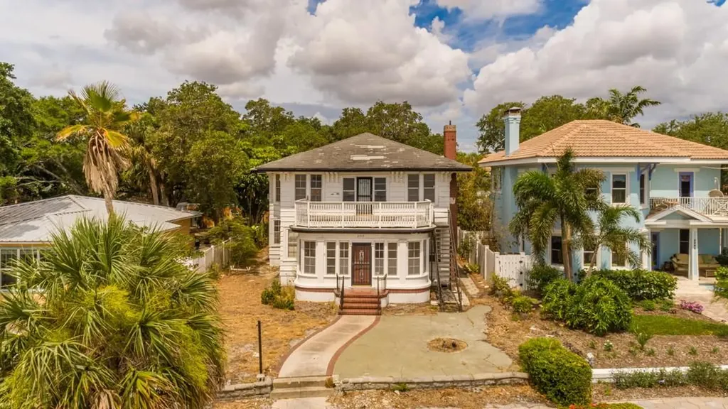 2015 Beach Drive SE St Petersburg FL 33705