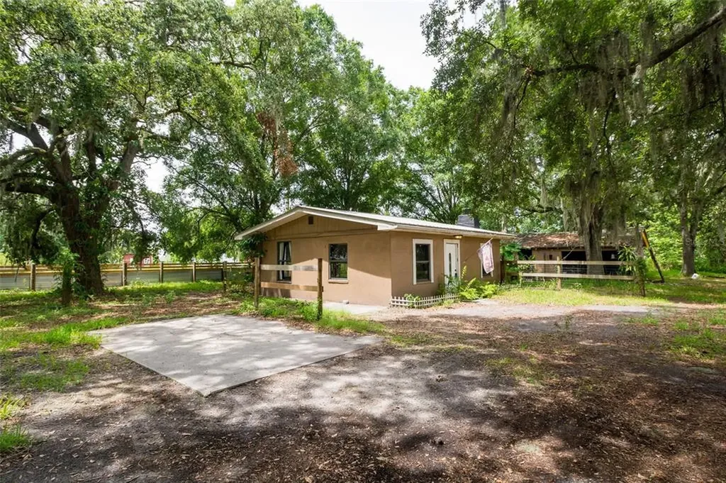 121 S Wiggins Road Plant City FL 33566
