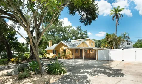 8135 33rd Avenue N St Petersburg FL 33710
