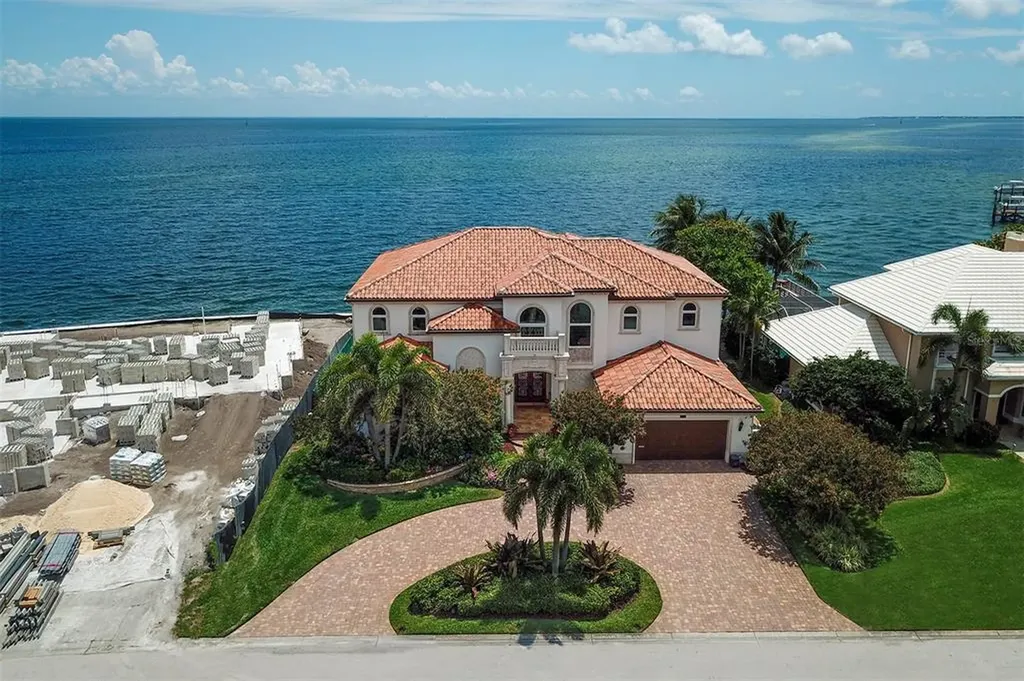 1990 Carolina Circle NE St Petersburg FL 33703