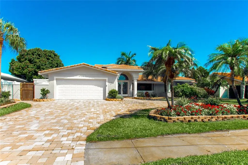 923 Eden Isle Drive NE St Petersburg FL 33704