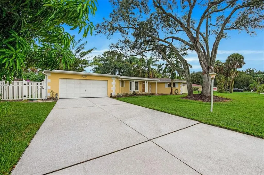 1911 Par Place Sarasota FL 34240