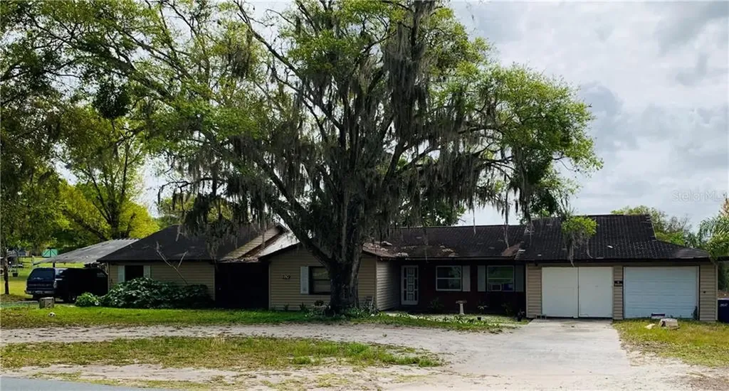 209 S Bay Lake Avenue Mascotte FL 34753