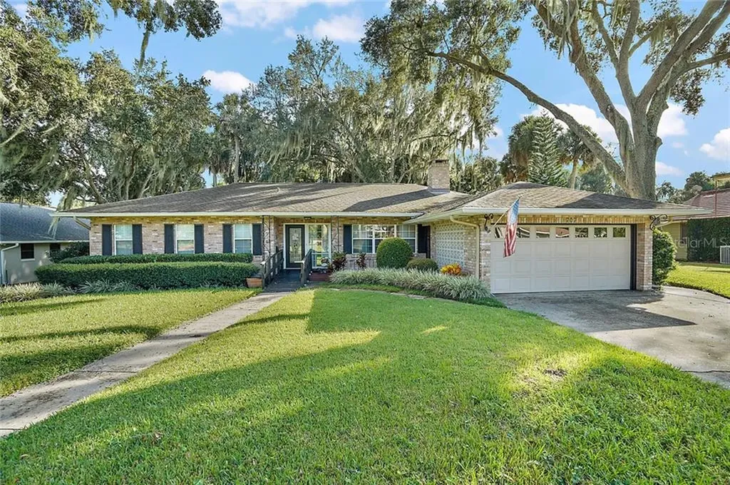 707 Palm Avenue Leesburg FL 34748
