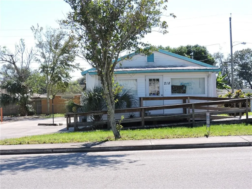 218 Domaris Avenue Lake Wales FL 33853