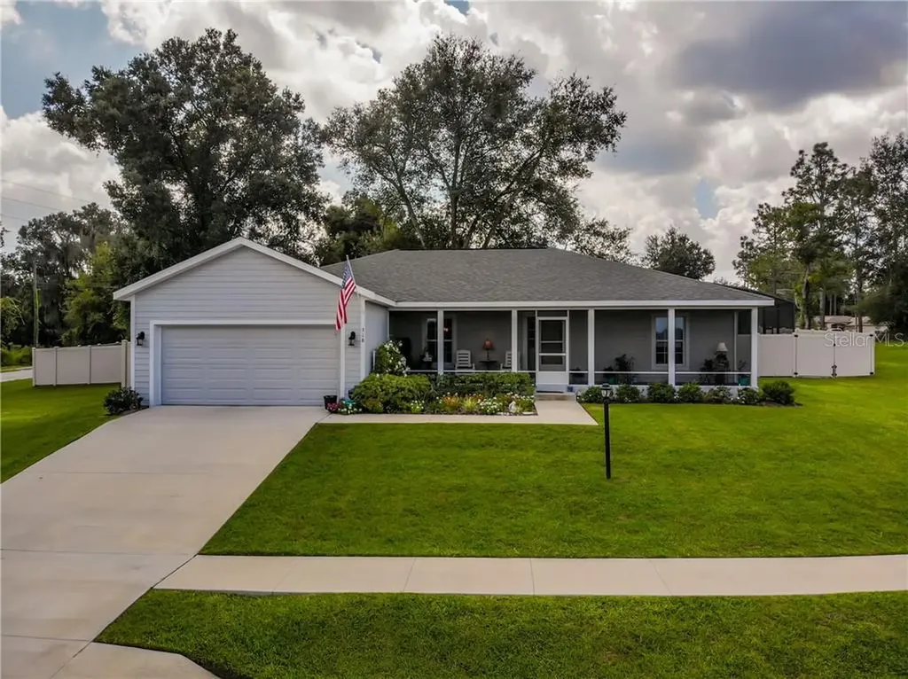 318 Stone Castle Loop Lady Lake FL 32159
