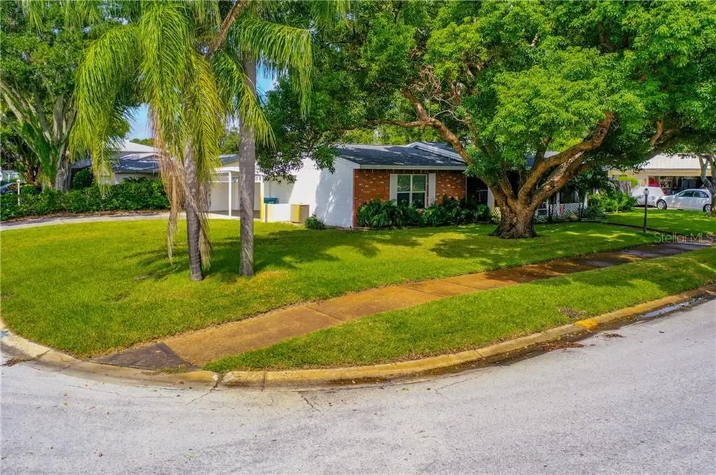 13407 Bellewood Avenue Seminole FL 33776