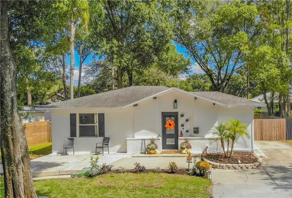1011 W Berry Avenue Tampa FL 33603