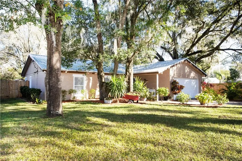 1204 E Cherry Street Plant City FL 33563