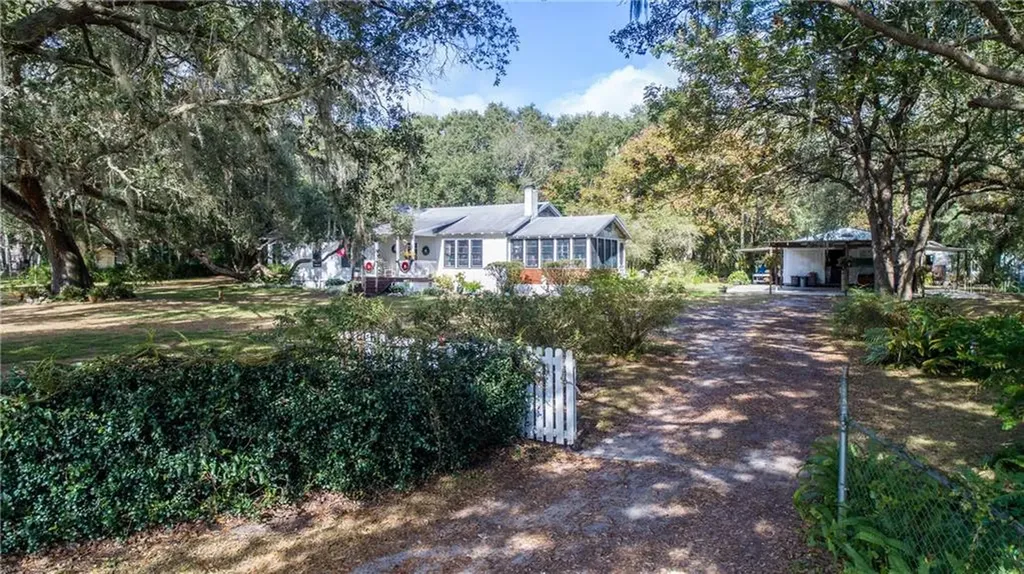 17075 SE Highway 42 Weirsdale FL 32195