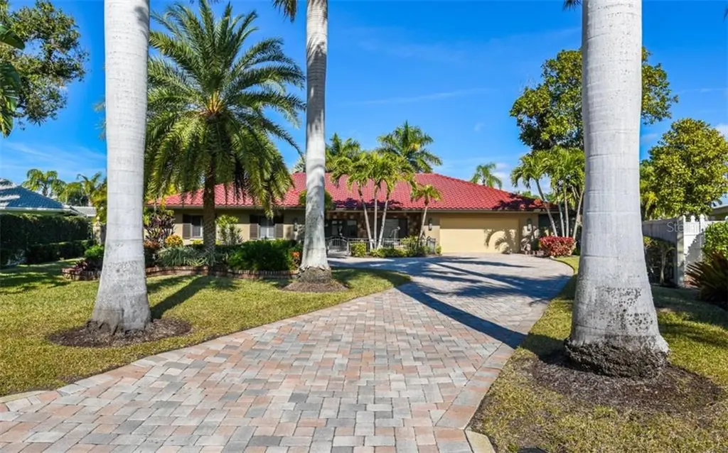 532 N Spoonbill Drive Sarasota FL 34236
