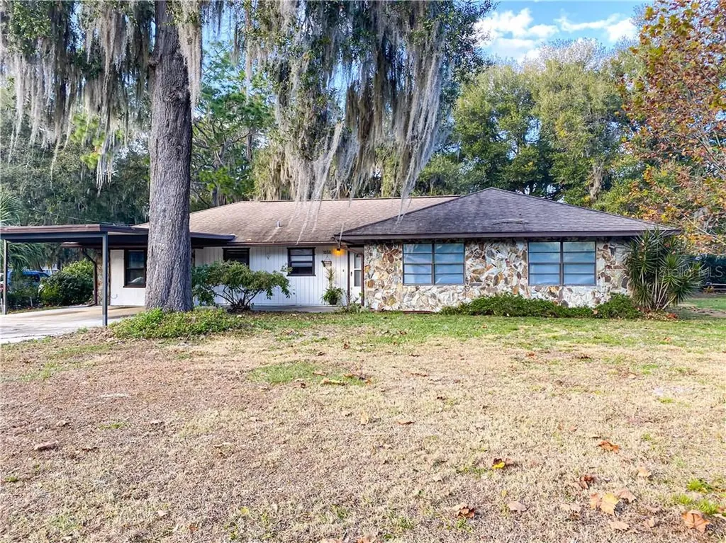 1056 Cr 467 Lake Panasoffkee FL 33538