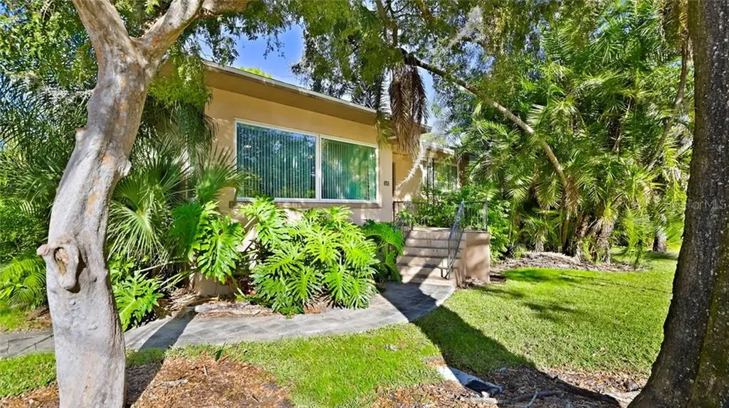 851 38th Avenue N St Petersburg FL 33704