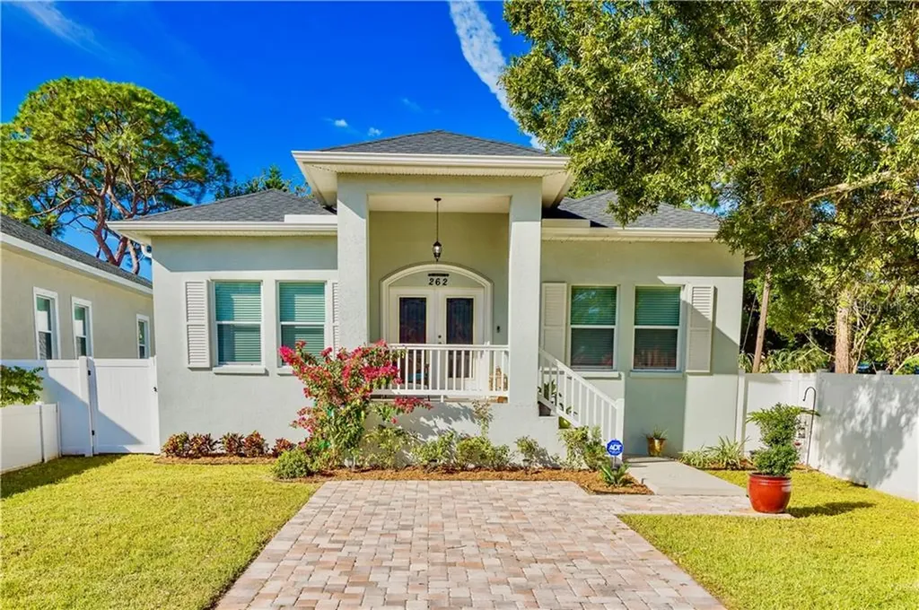 262 SW Lincoln Circle N St Petersburg FL 33703