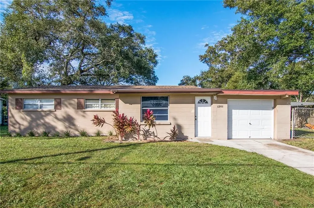 1301 N Nancy Terrace Plant City FL 33563