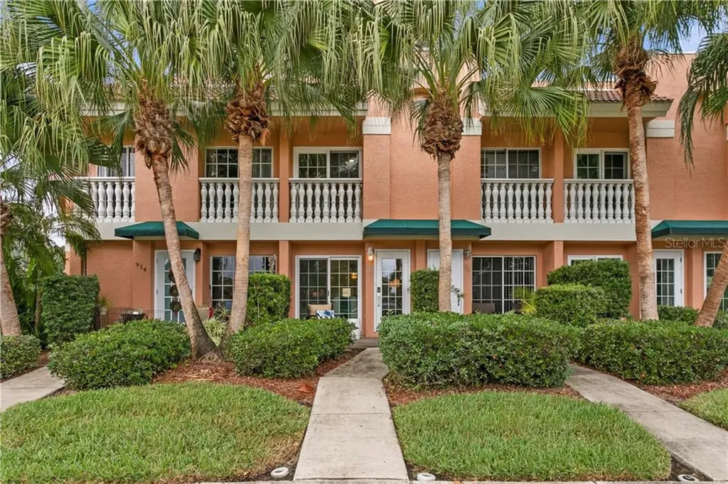 916 N Shore Drive NE St Petersburg FL 33701