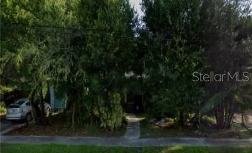 117 SW Lincoln Circle N St Petersburg FL 33703