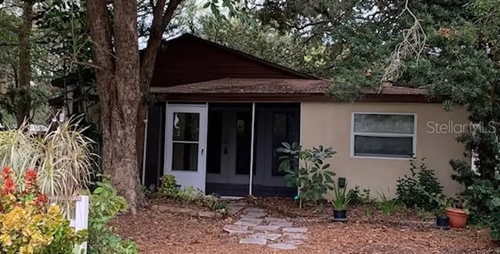 3025 W Van Buren Drive Tampa FL 33611