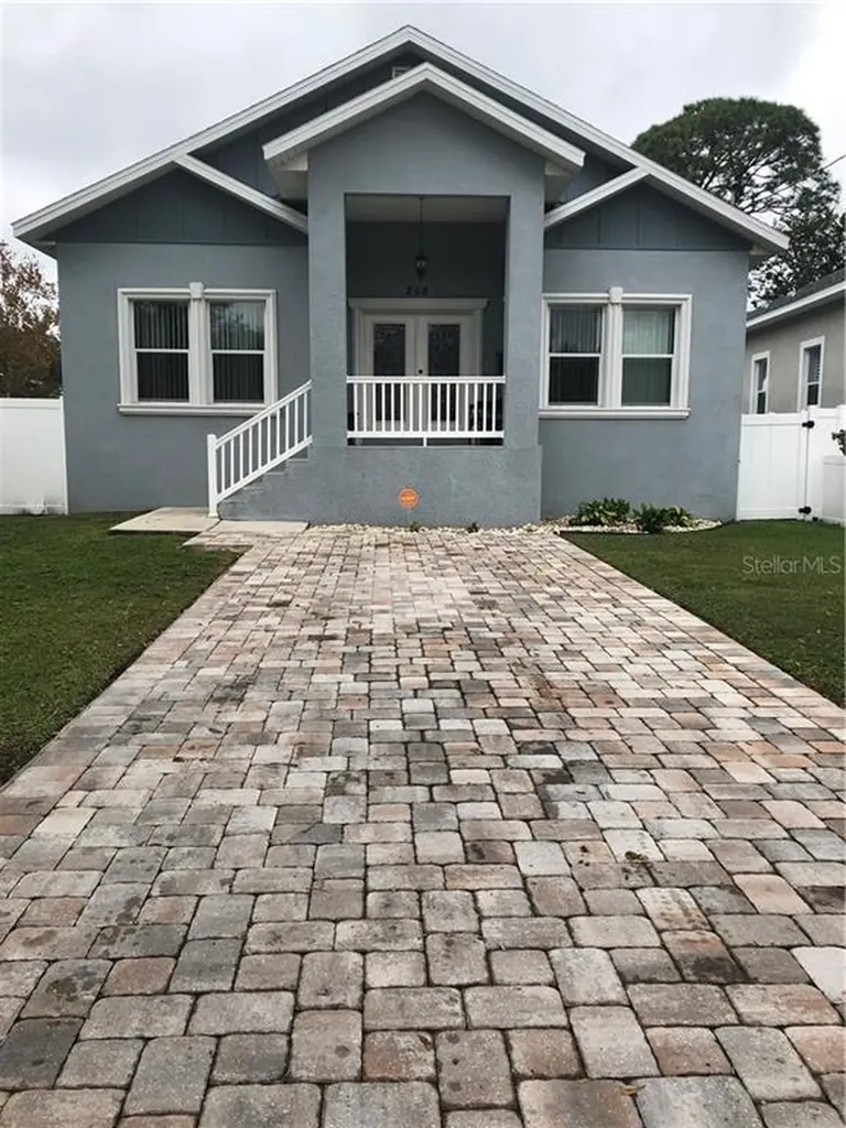 256 SW Lincoln Circle N St Petersburg FL 33703