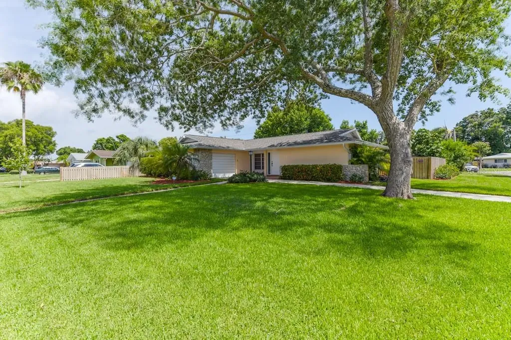 1494 63rd Avenue S St Petersburg FL 33705