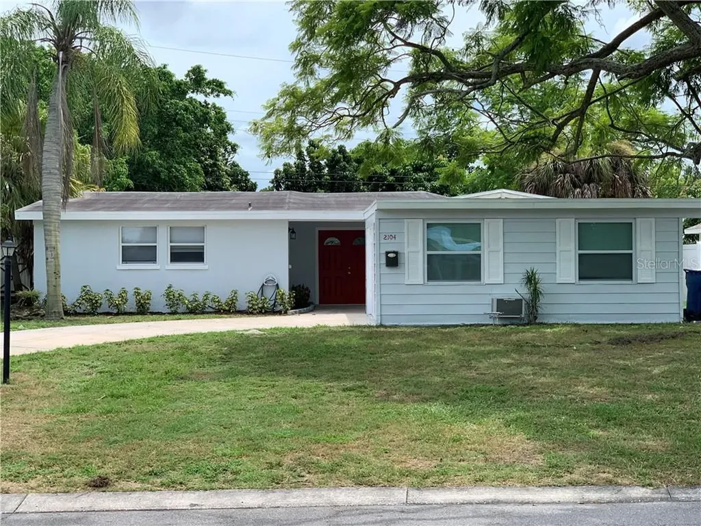 2104 Hopkins Drive W Bradenton FL 34207
