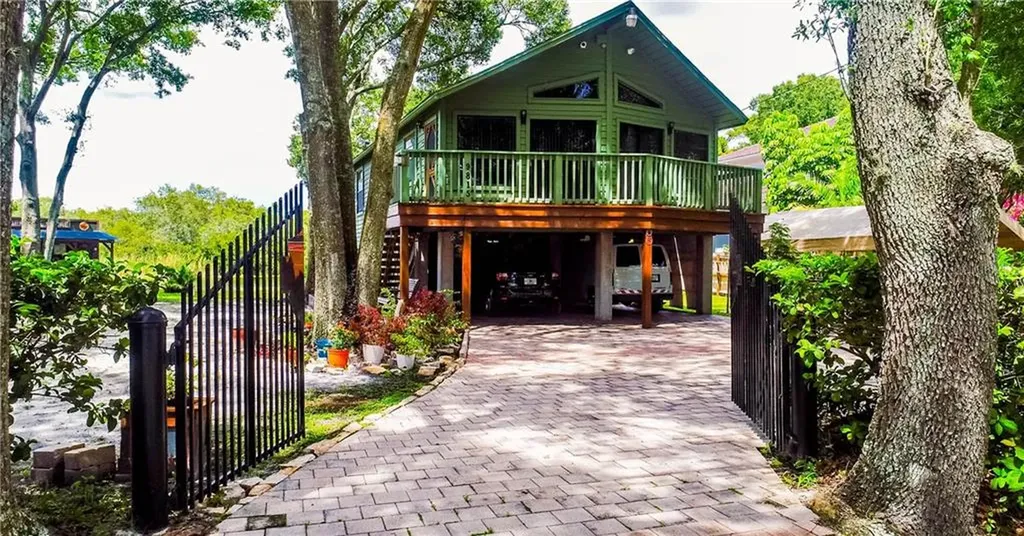 9815 Memorial Highway Tampa FL 33615