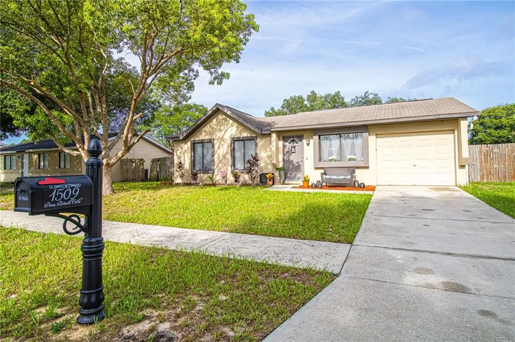 1509 Piney Branch Circle Valrico FL 33594