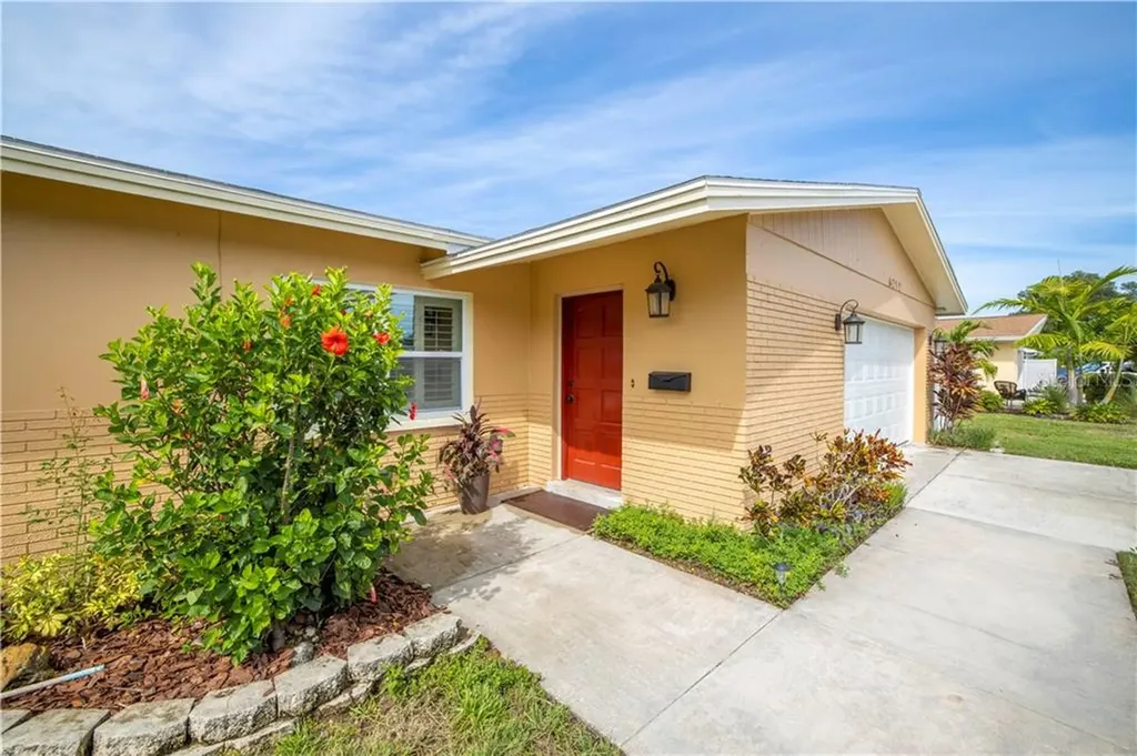 6212 34th Avenue N St Petersburg FL 33710