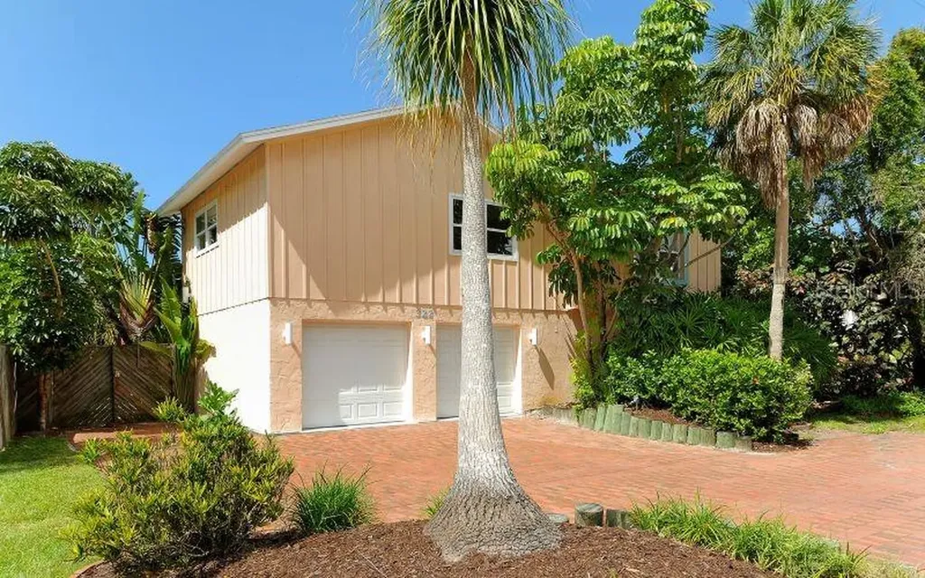 322 Island Circle Sarasota FL 34242