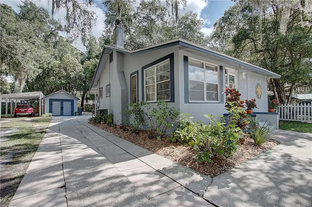 933 E 10th Avenue Mount Dora FL 32757
