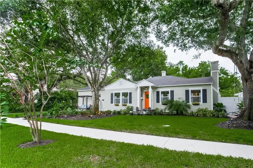 2451 Woodlawn Circle W St Petersburg FL 33704