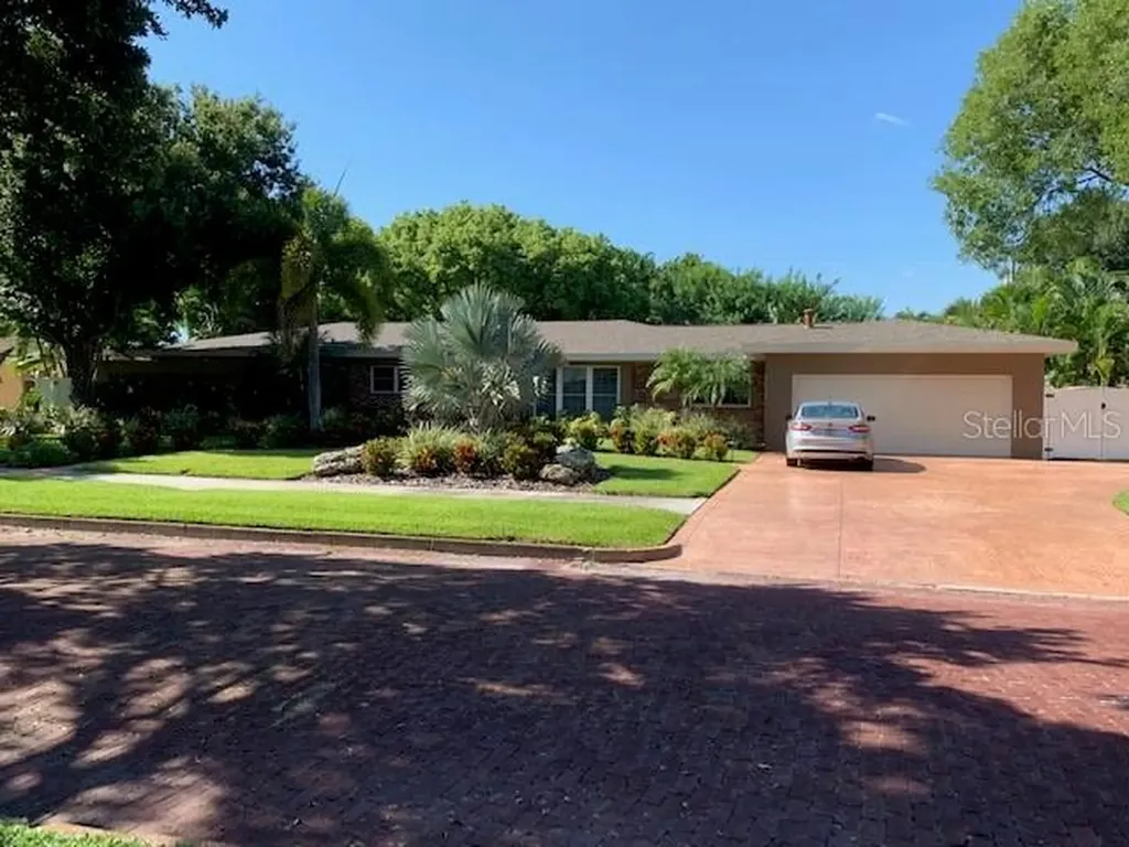 6425 8th Avenue N St Petersburg FL 33710