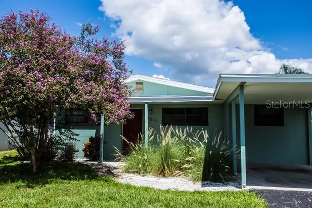 3211 W Pearl Avenue Tampa FL 33611