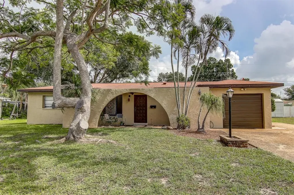 1923 64th Avenue N St Petersburg FL 33702
