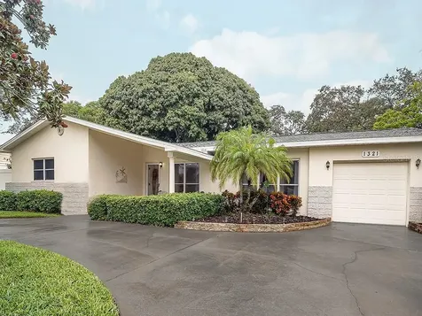 1321 Dixie Lane S St Petersburg FL 33707