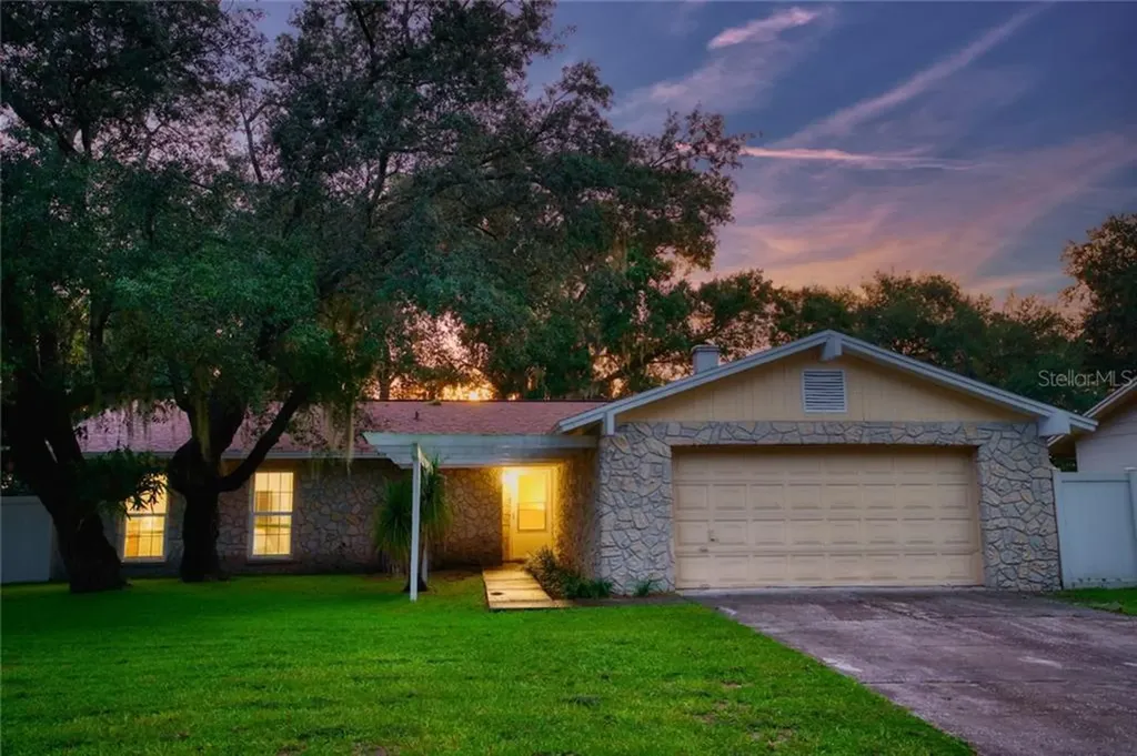 1810 Lakeview Drive Brandon FL 33511