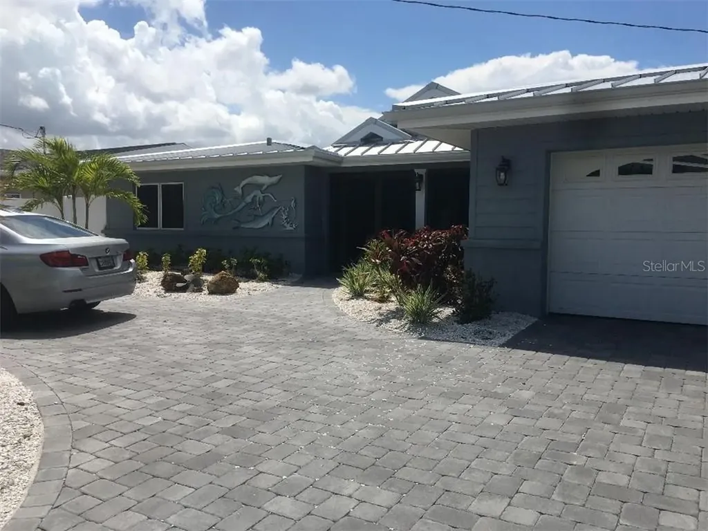 8520 42nd Avenue N St Petersburg FL 33709