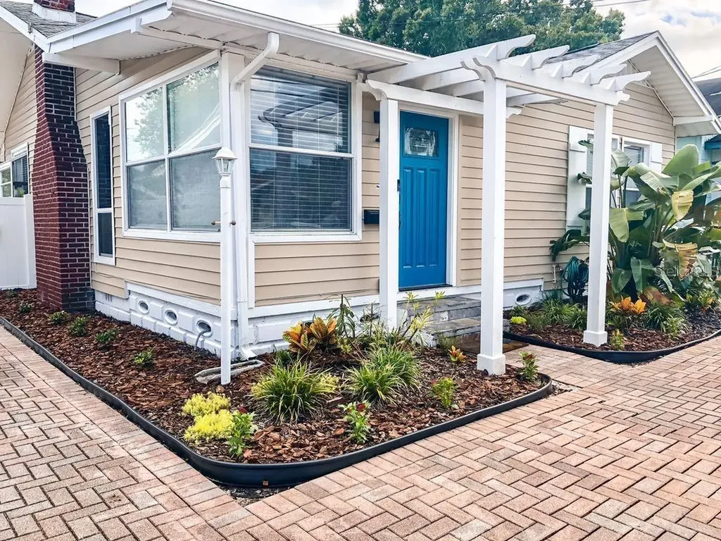 1152 35th Avenue N St Petersburg FL 33704
