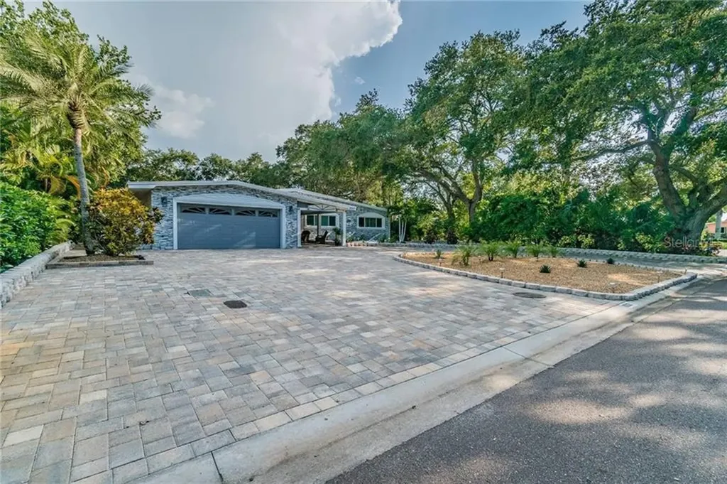 8262 30th Avenue N St Petersburg FL 33710