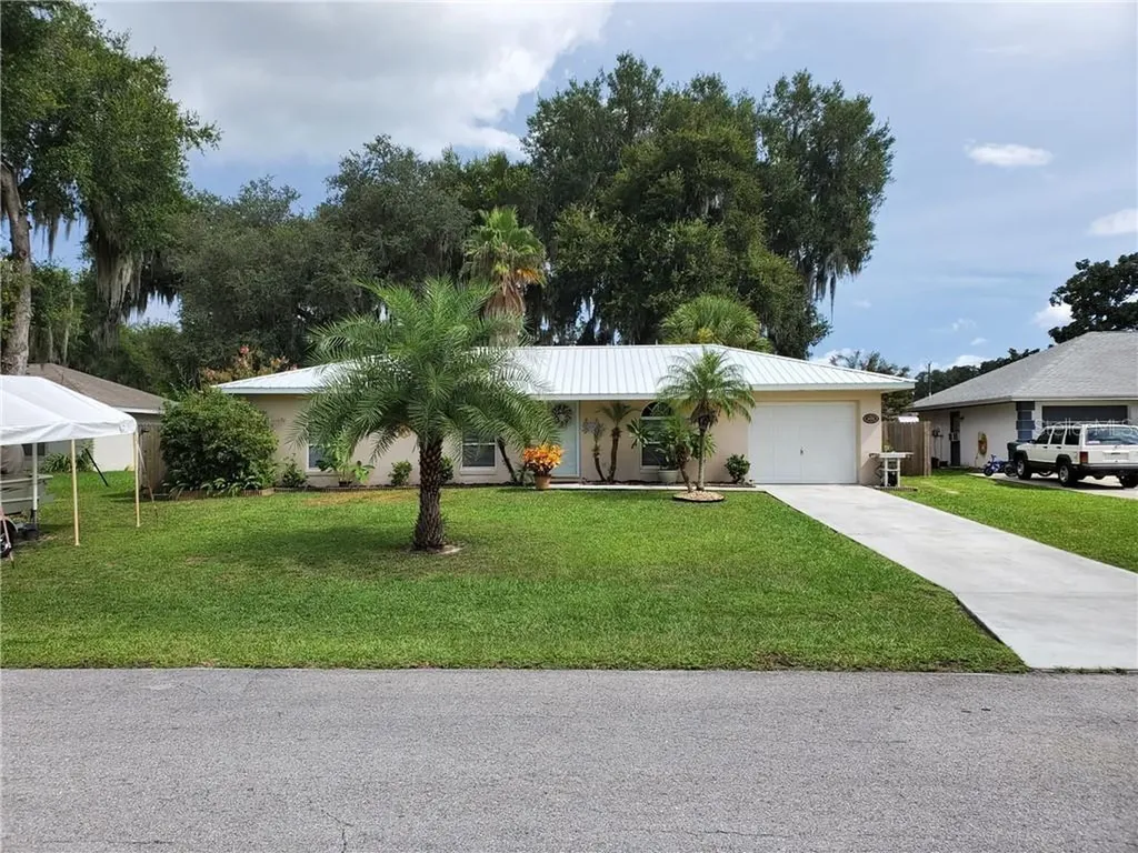 1023 Cr 463b Lake Panasoffkee FL 33538