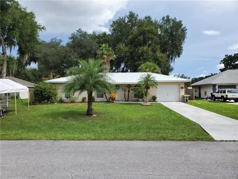 1023 Cr 463b Lake Panasoffkee FL 33538