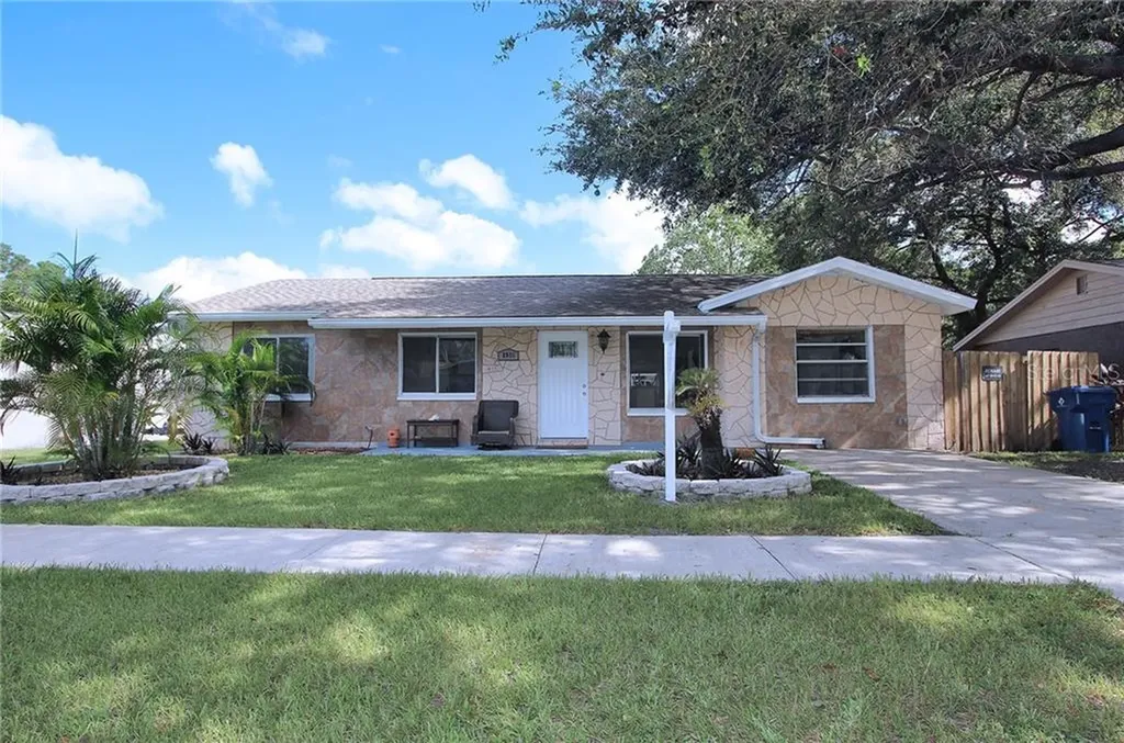 8995 107th Avenue N Seminole FL 33777