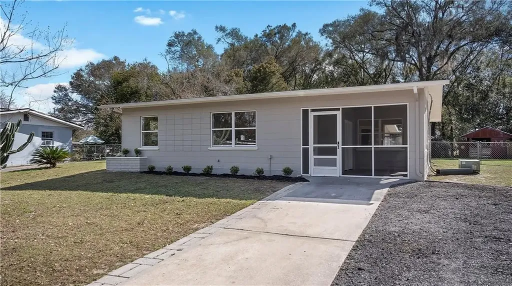 1106 W Beresford Avenue Deland FL 32720