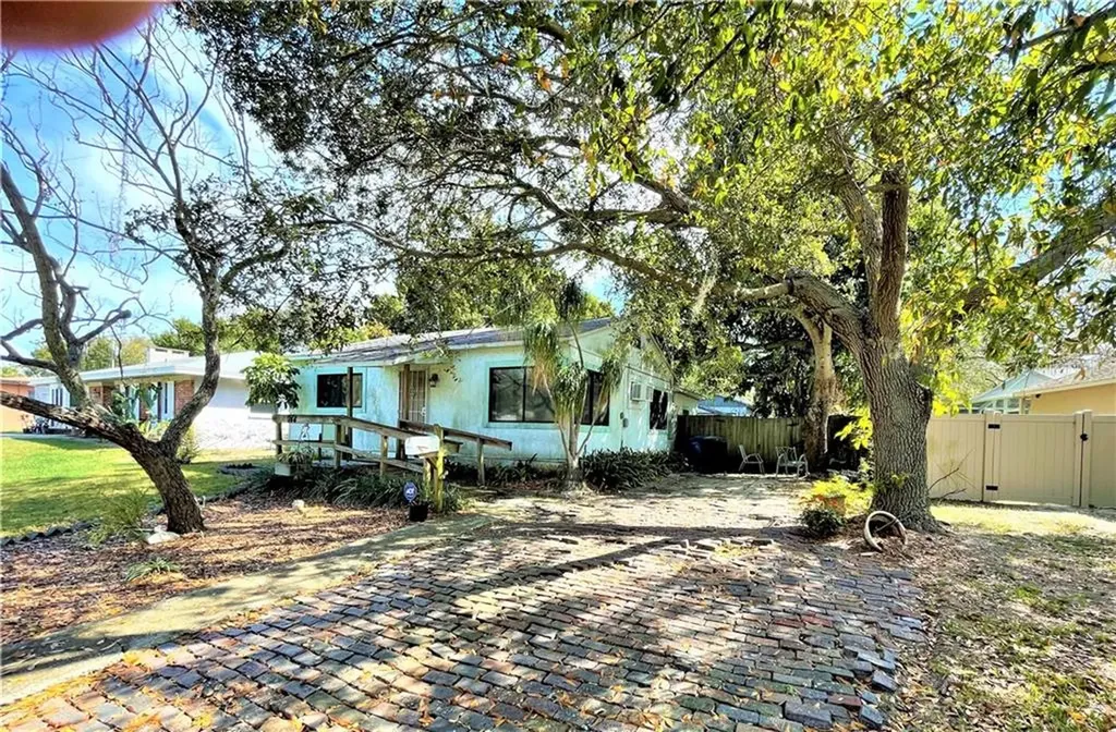 744 45th Avenue S St Petersburg FL 33705