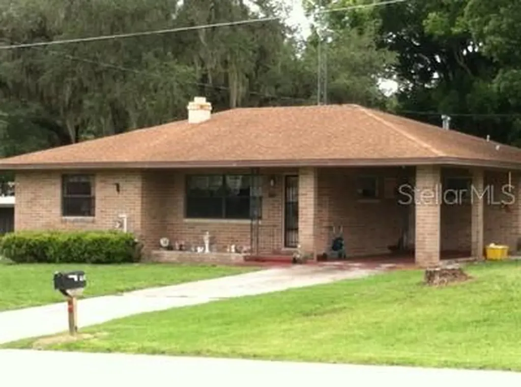 2211 Hutchinson Avenue Leesburg FL 34748